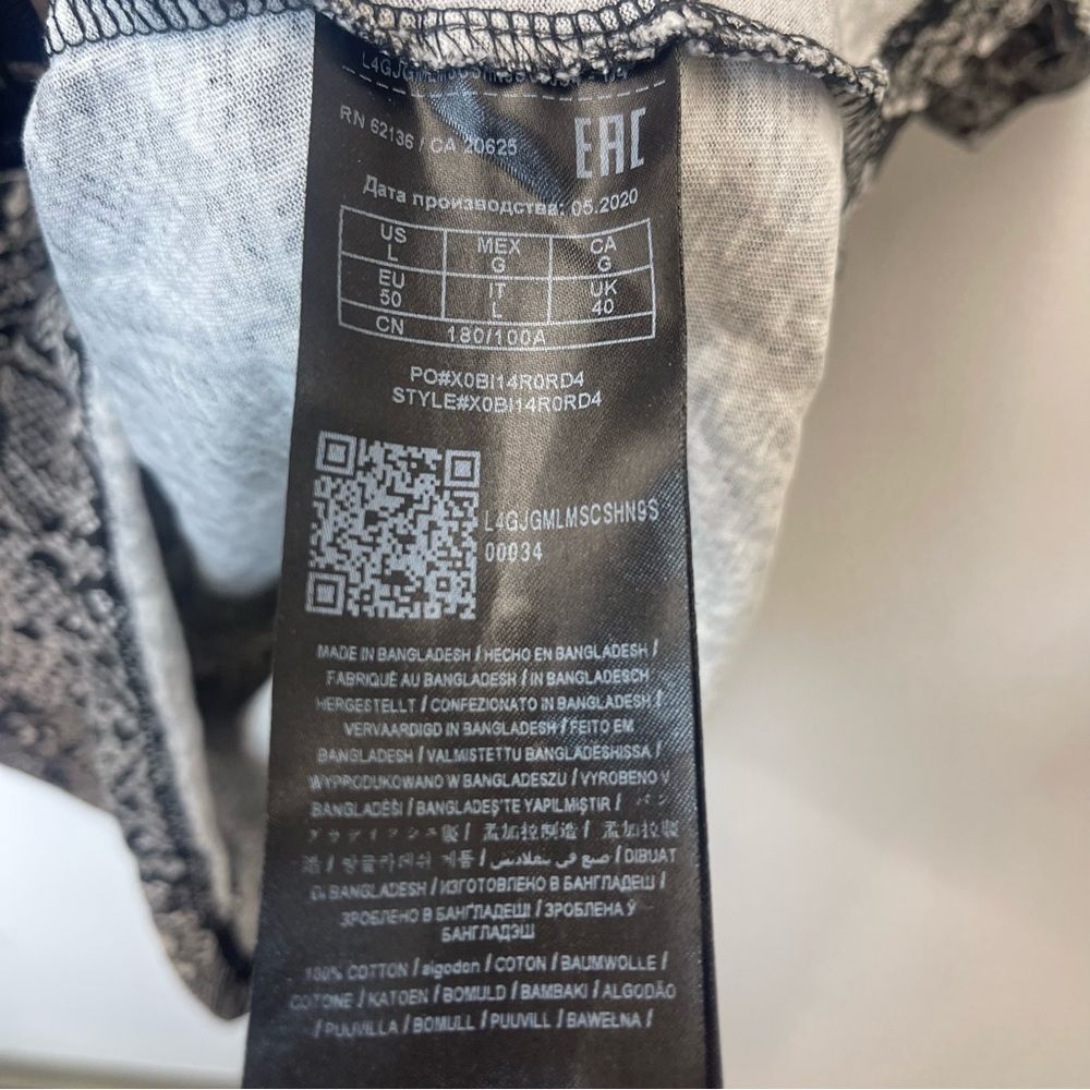 Guess Women’s Size Large Snake Print Skull Tee Top Black and Gray Sequin Rock - Picture 5 of 8